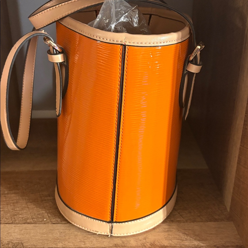 Orange 🍊 Bucket Bag W/wrislet - Picture 4 of 11